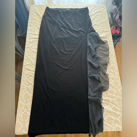 SIZE 2X Fashion Nova Black Velvet Maxi Skirt with Ruffle Slit - Picture 6 of 7